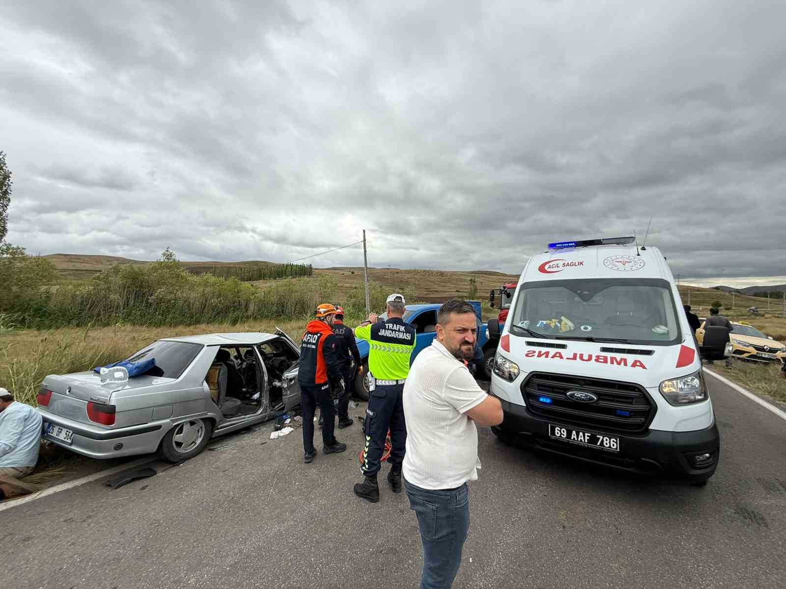 Bayburt’ta otomobille pikabın çarpıştığı kazada 1 kişi öldü, 4 kişi yaralandı
