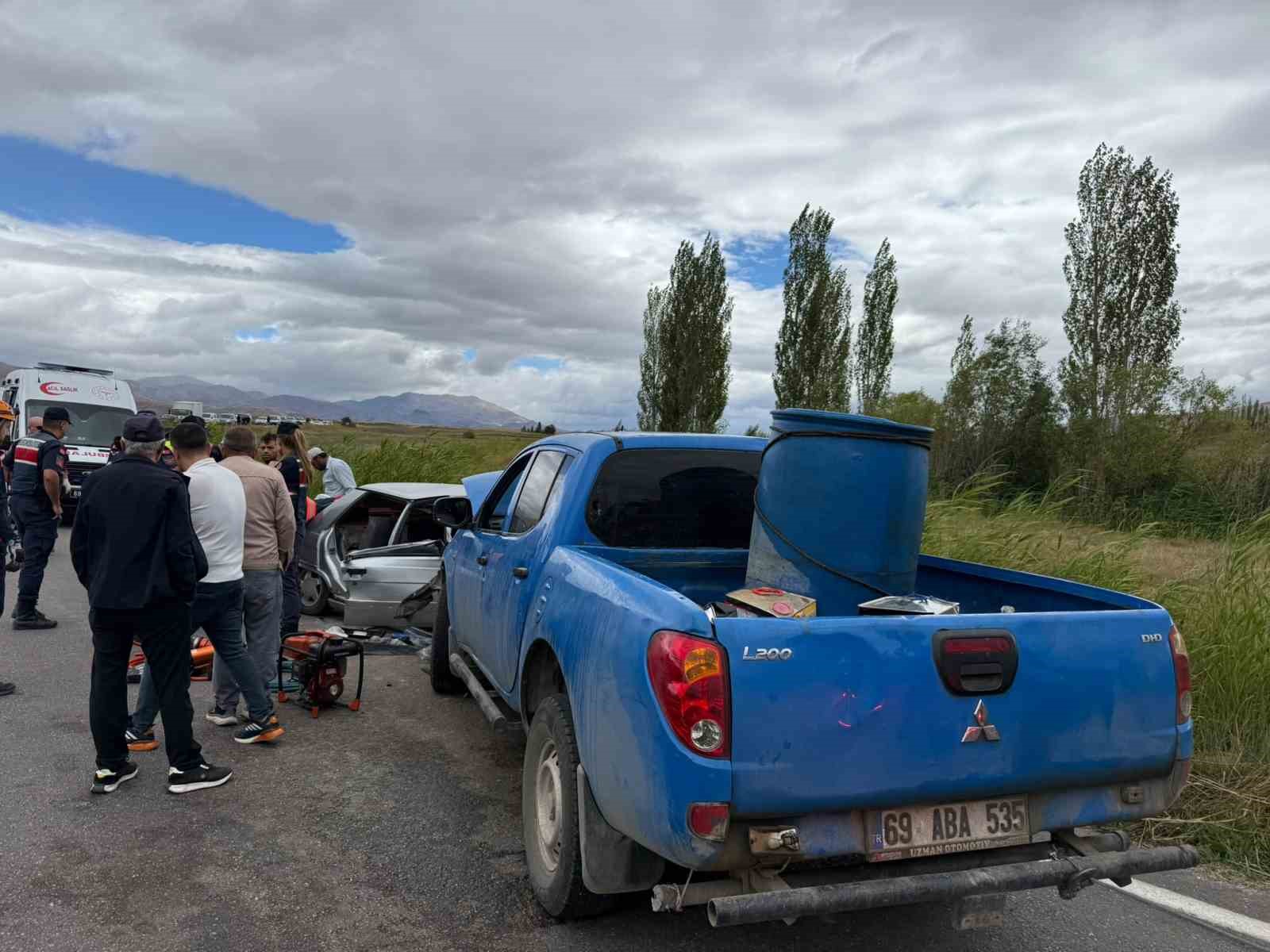Bayburt’ta otomobille pikabın çarpıştığı kazada 1 kişi öldü, 4 kişi yaralandı