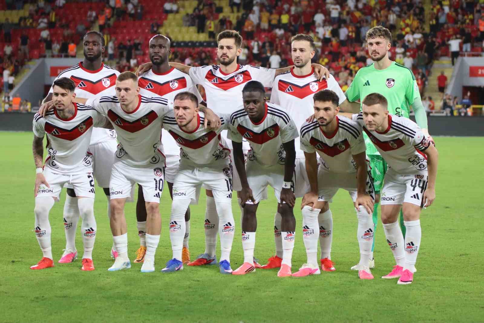 Trendyol Süper Lig: Göztepe: 0 - Gaziantep FK: 4 (İlk yarı)