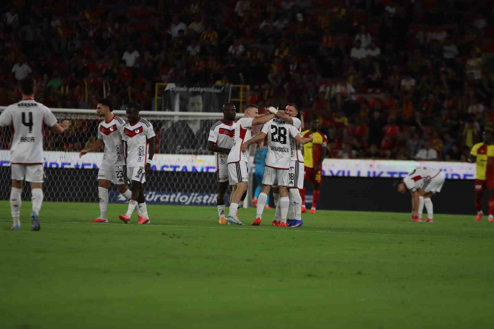 Trendyol Süper Lig: Göztepe: 0 - Gaziantep FK: 4 (İlk yarı)