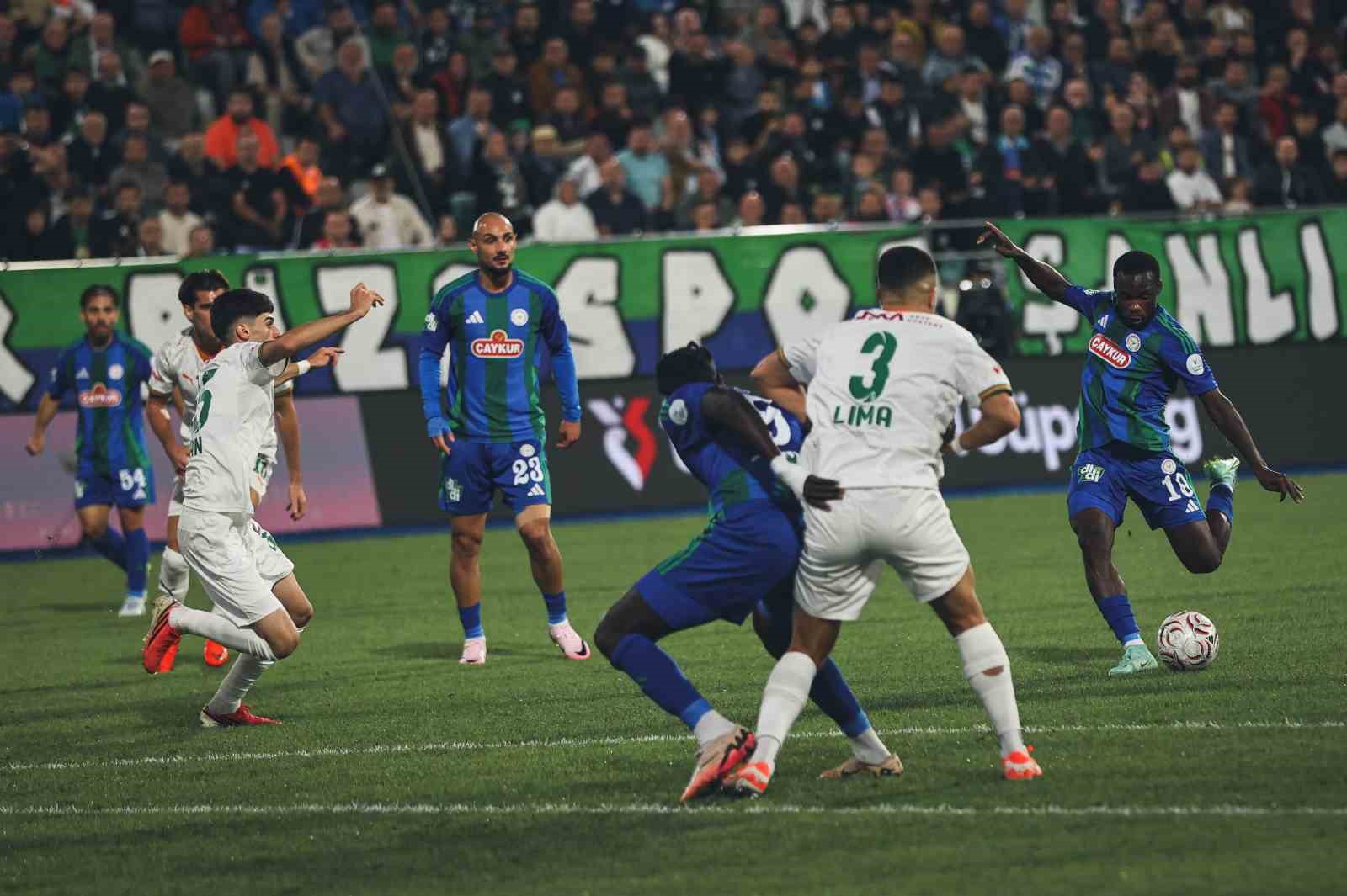 Trendyol Süper Lig: Çaykur Rizespor: 0 - Alanyaspor: 0 (İlk yarı)