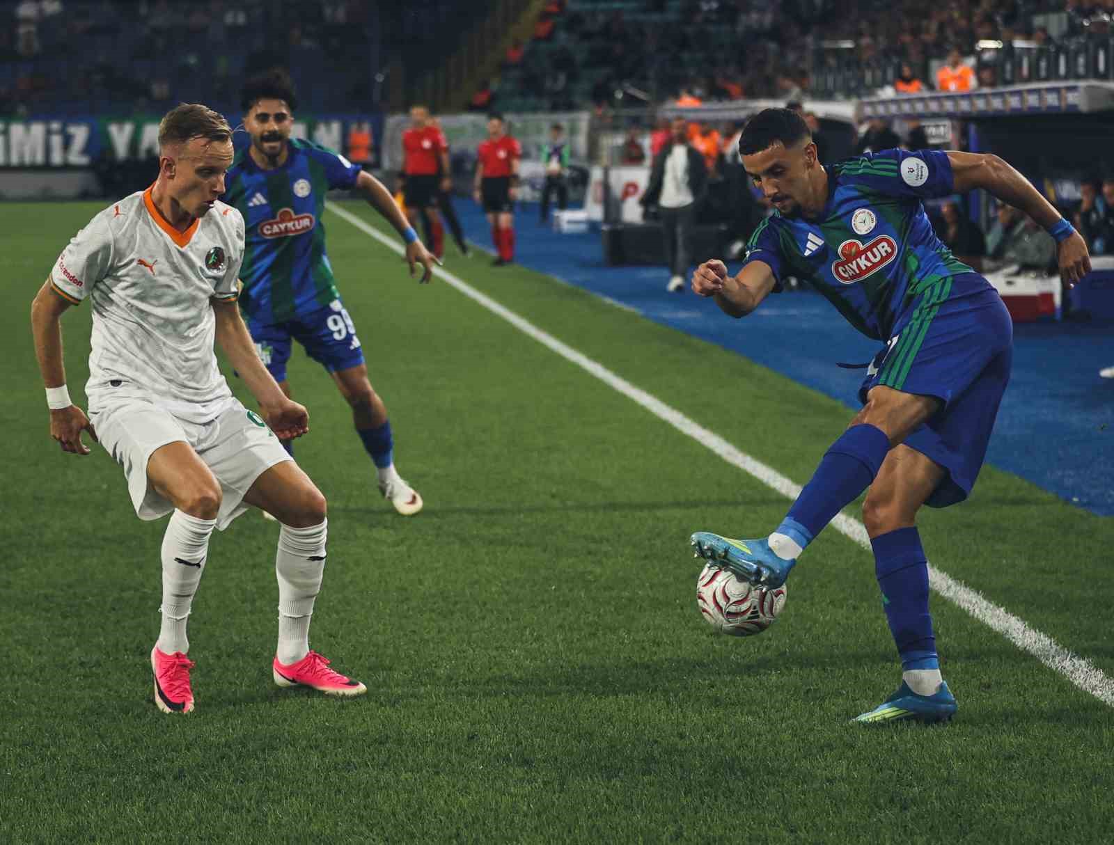Trendyol Süper Lig: Çaykur Rizespor: 0 - Alanyaspor: 0 (İlk yarı)