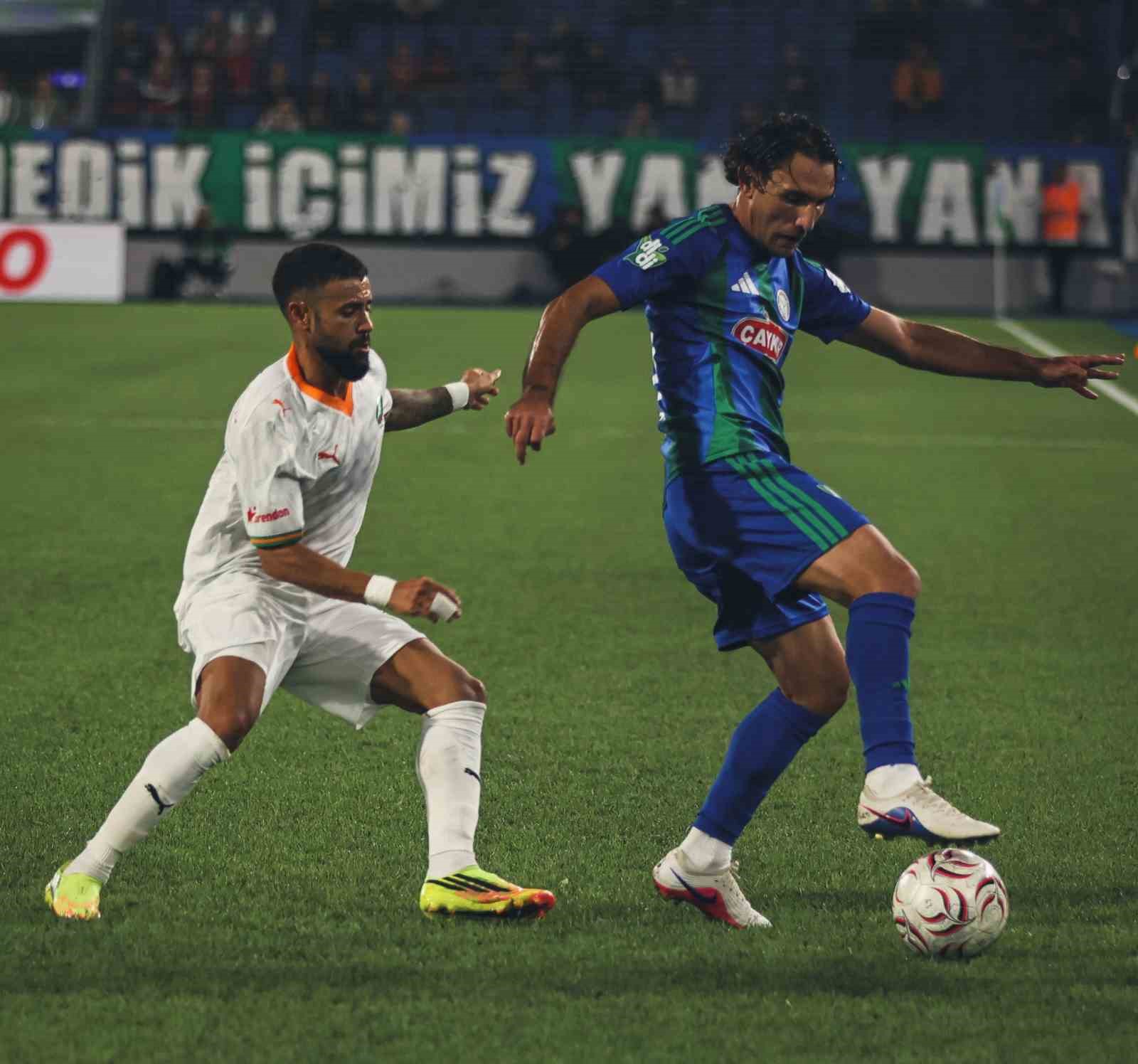 Trendyol Süper Lig: Çaykur Rizespor: 0 - Alanyaspor: 0 (İlk yarı)