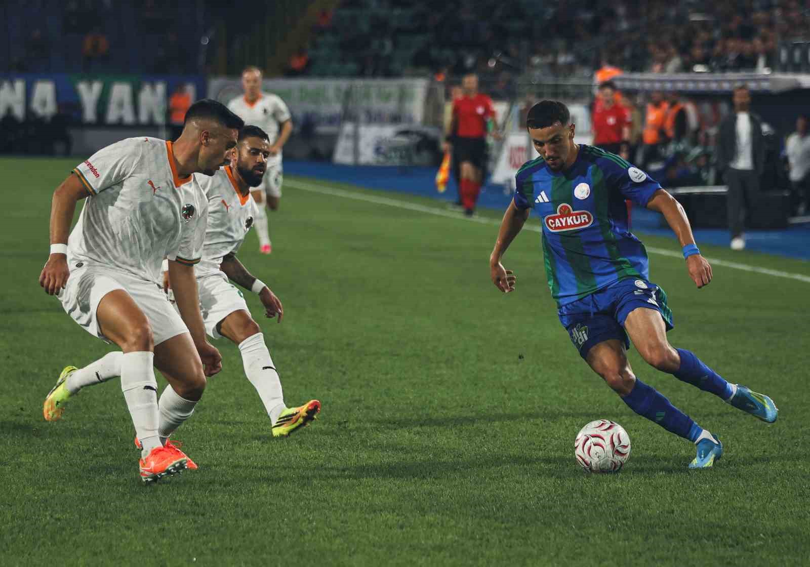 Trendyol Süper Lig: Çaykur Rizespor: 0 - Alanyaspor: 0 (İlk yarı)
