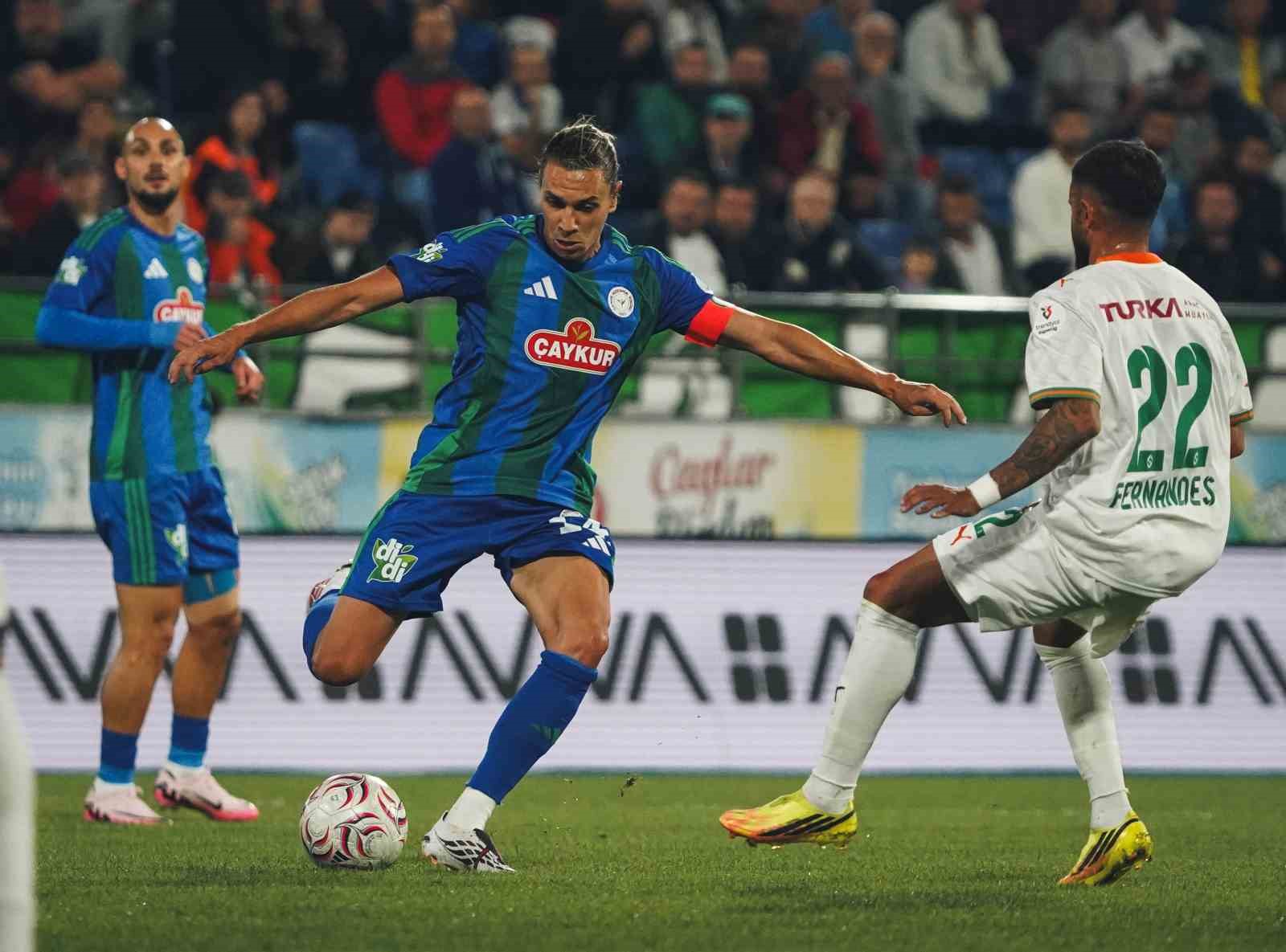 Trendyol Süper Lig: Çaykur Rizespor: 0 - Alanyaspor: 0 (İlk yarı)