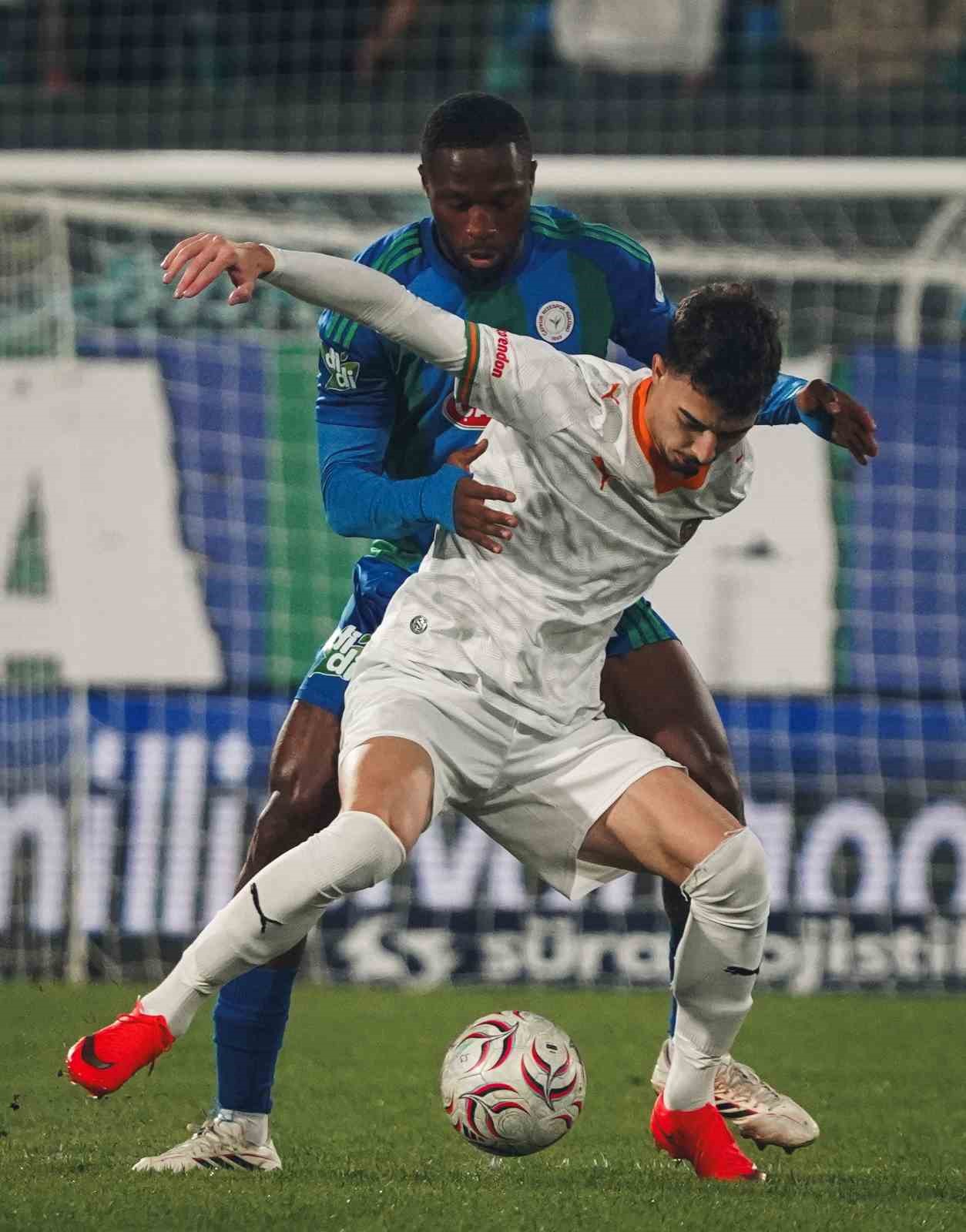 Trendyol Süper Lig: Çaykur Rizespor: 0 - Alanyaspor: 0 (İlk yarı)