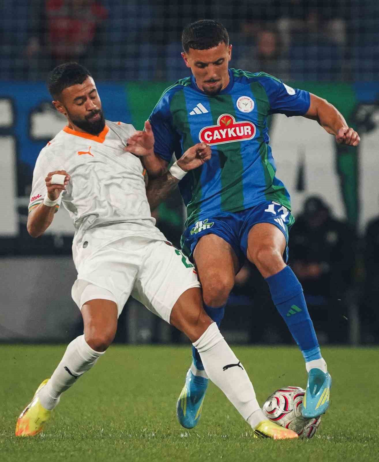 Trendyol Süper Lig: Çaykur Rizespor: 0 - Alanyaspor: 0 (İlk yarı)