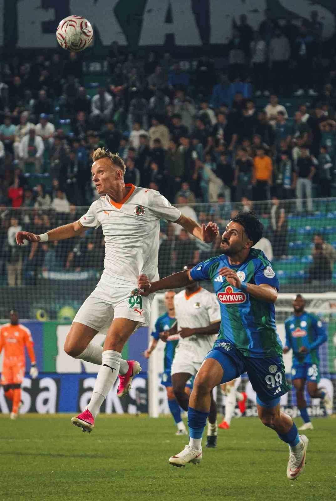 Trendyol Süper Lig: Çaykur Rizespor: 0 - Alanyaspor: 0 (İlk yarı)