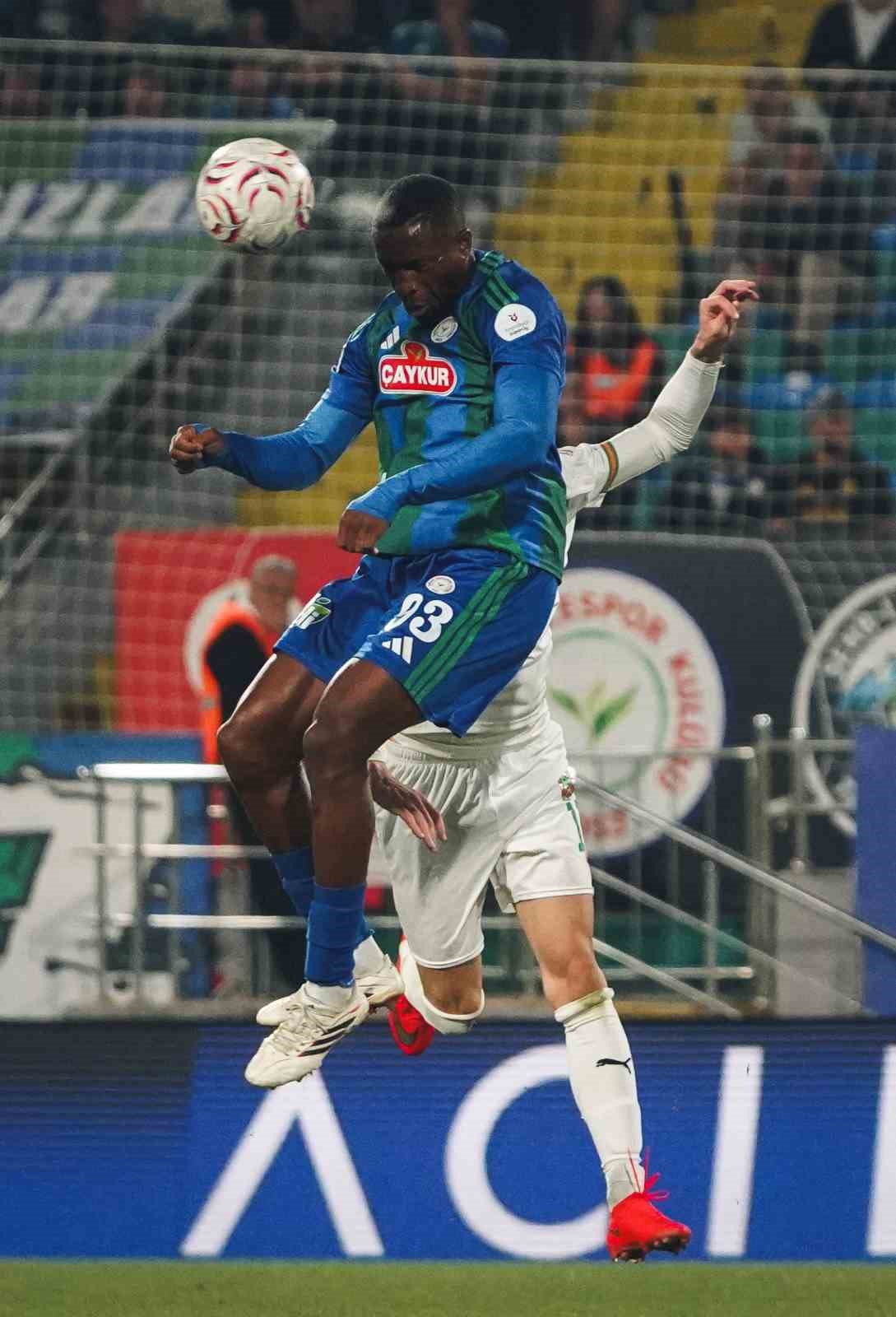 Trendyol Süper Lig: Çaykur Rizespor: 0 - Alanyaspor: 0 (İlk yarı)