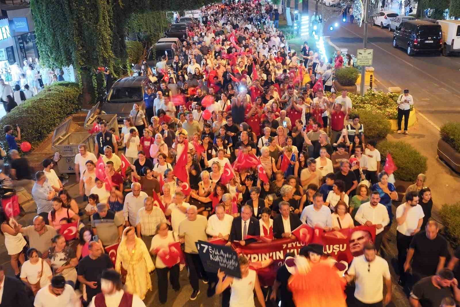 Efeler’de binlerce kişi fener alayında buluştu