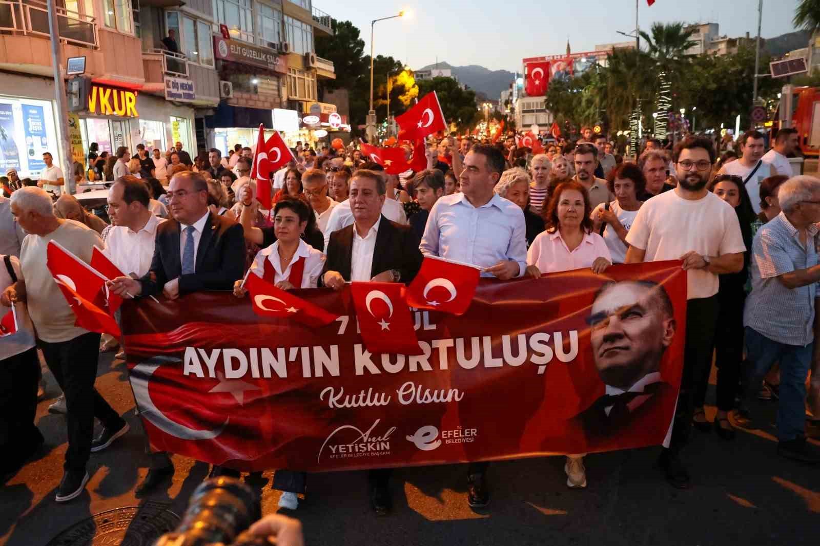 Efeler’de binlerce kişi fener alayında buluştu