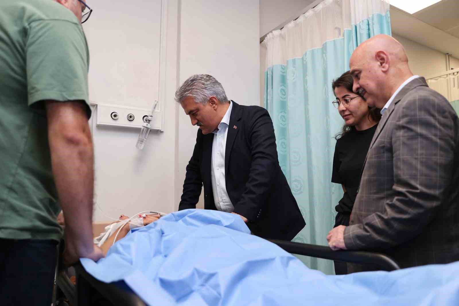 Akçakoca’daki kazada yaralananları Vali Makas ziyaret etti