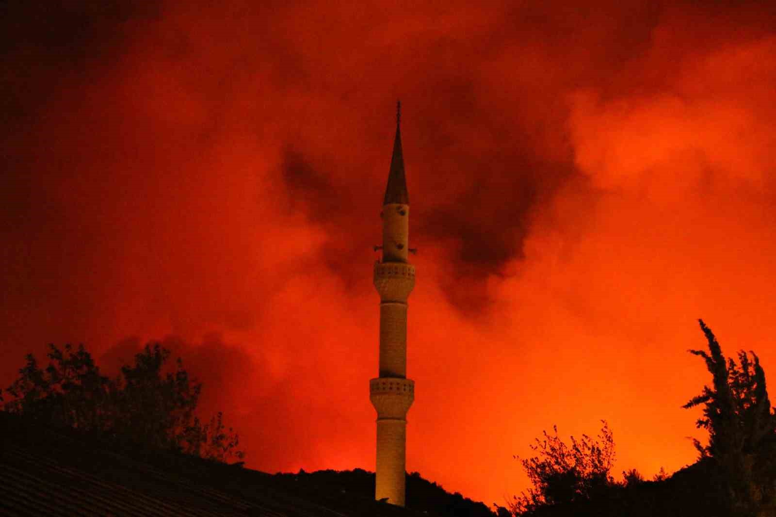 Antalya’daki yangında kara ekiplerinin cansiparane mücadelesi sürüyor