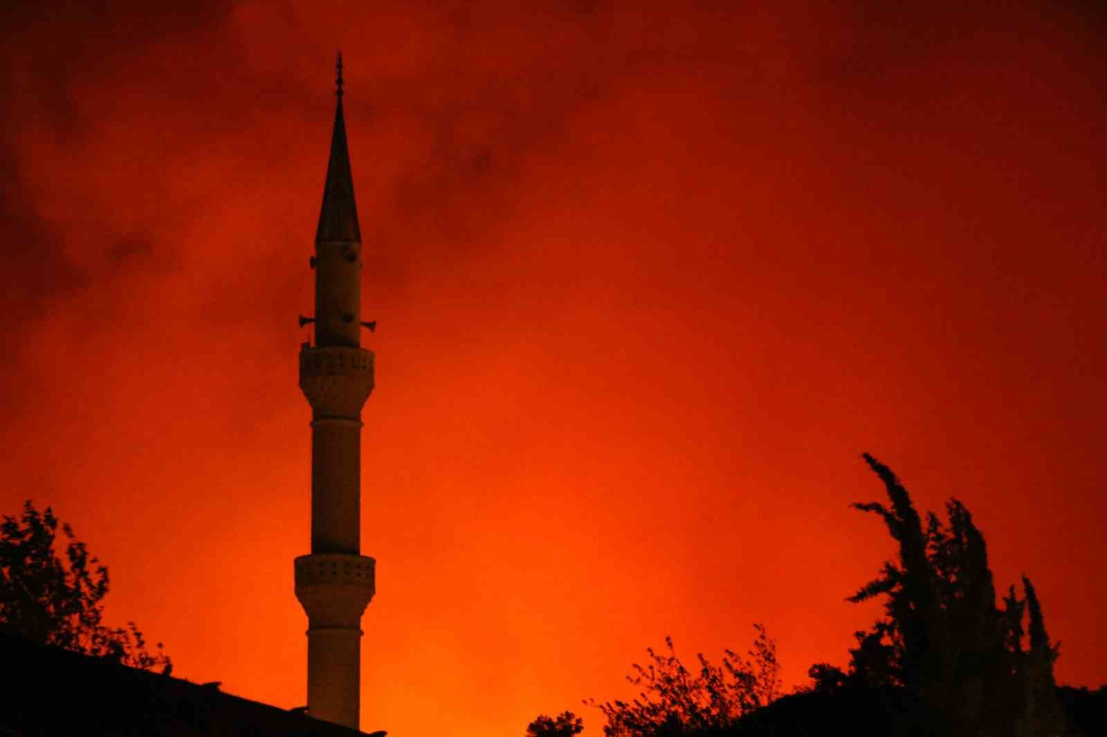 Antalya’daki yangında kara ekiplerinin cansiparane mücadelesi sürüyor