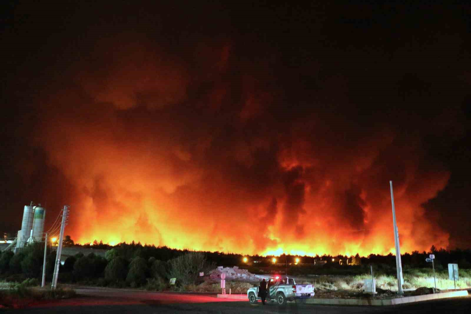 Antalya’daki yangında kara ekiplerinin cansiparane mücadelesi sürüyor