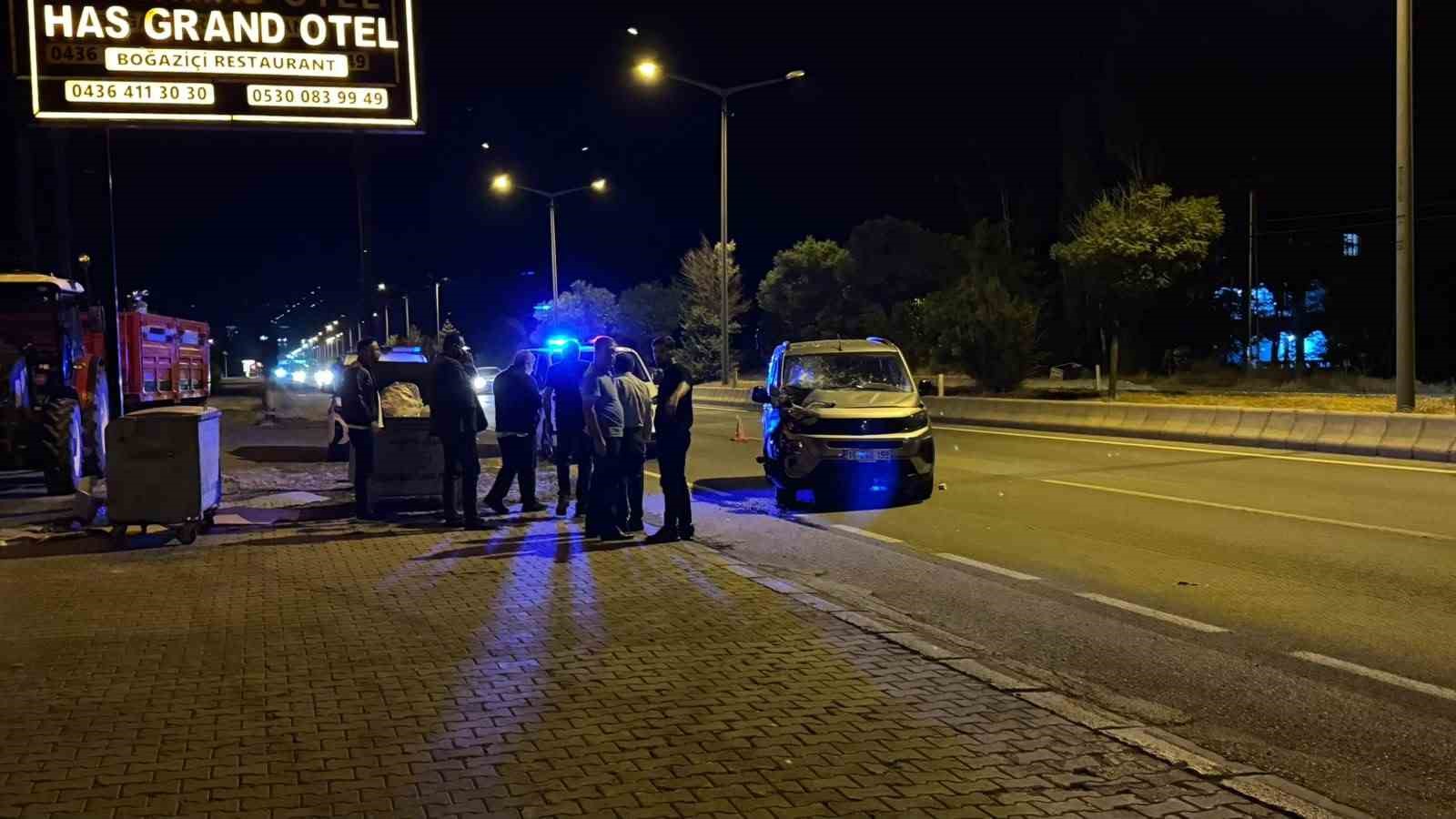 Muş-Bitlis kara yolunda tır ile otomobil çarpıştı: 1 yaralı