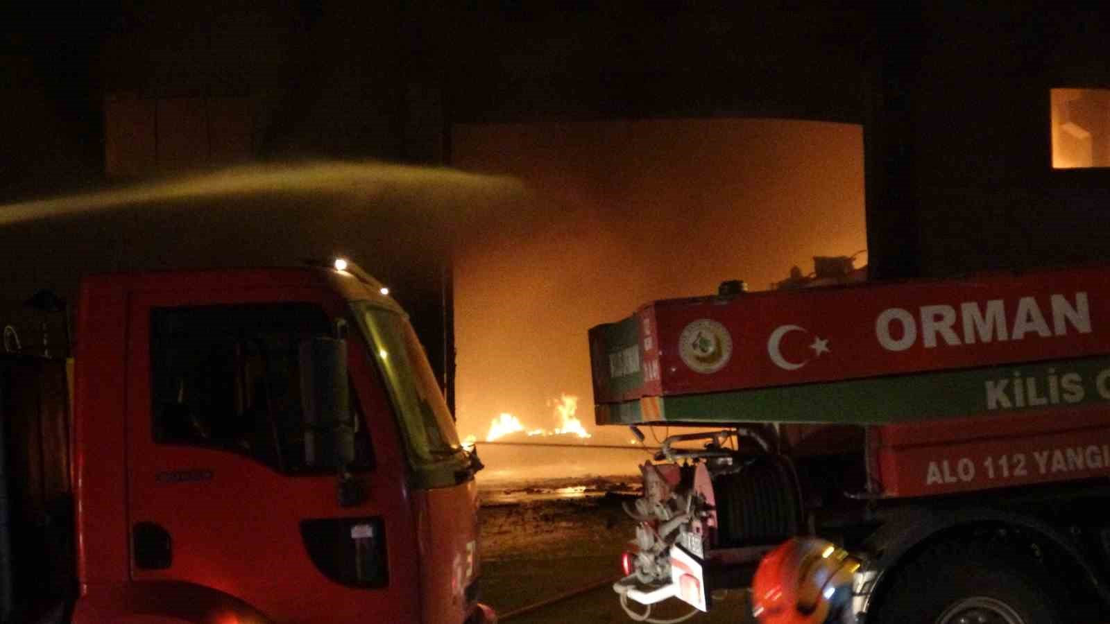 Kilis’te ambalaj fabrikasında yangın: 1 itfaiye eri yaralandı