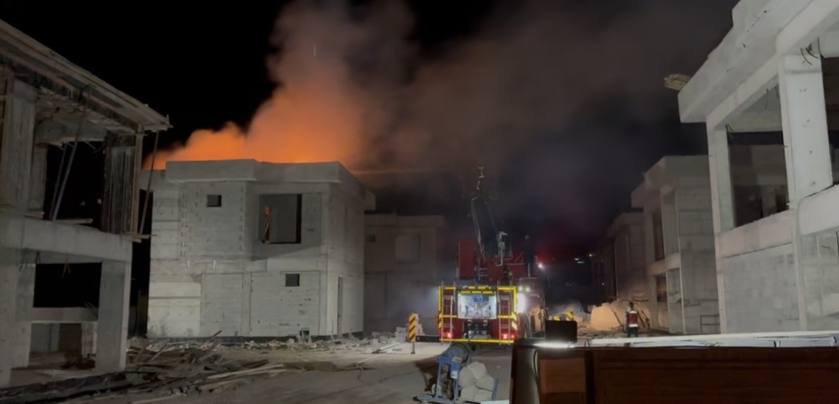 Kayseri’de inşaat halindeki villanın çatı kısmında çıkan yangın söndürüldü