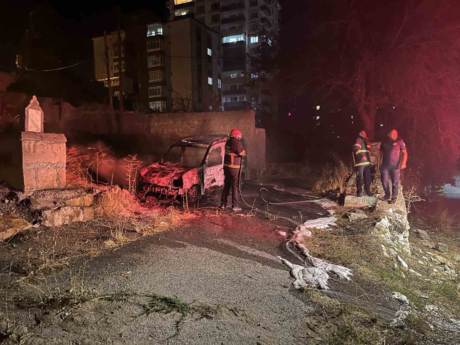 Niğde’de park halindeki araç yandı