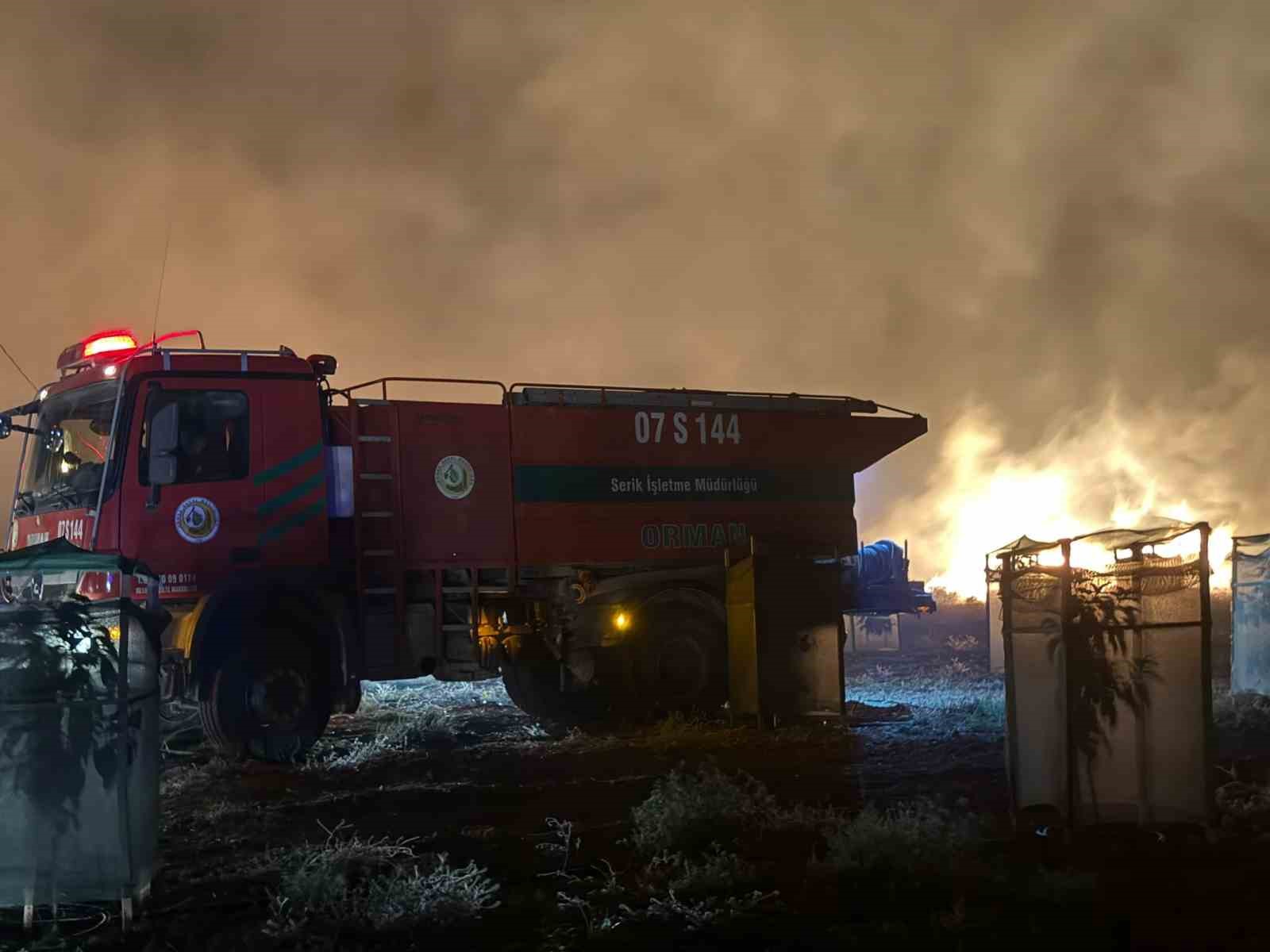 Antalya’da gece yarısı arazi yangını: 2 ev kullanılamaz hale geldi