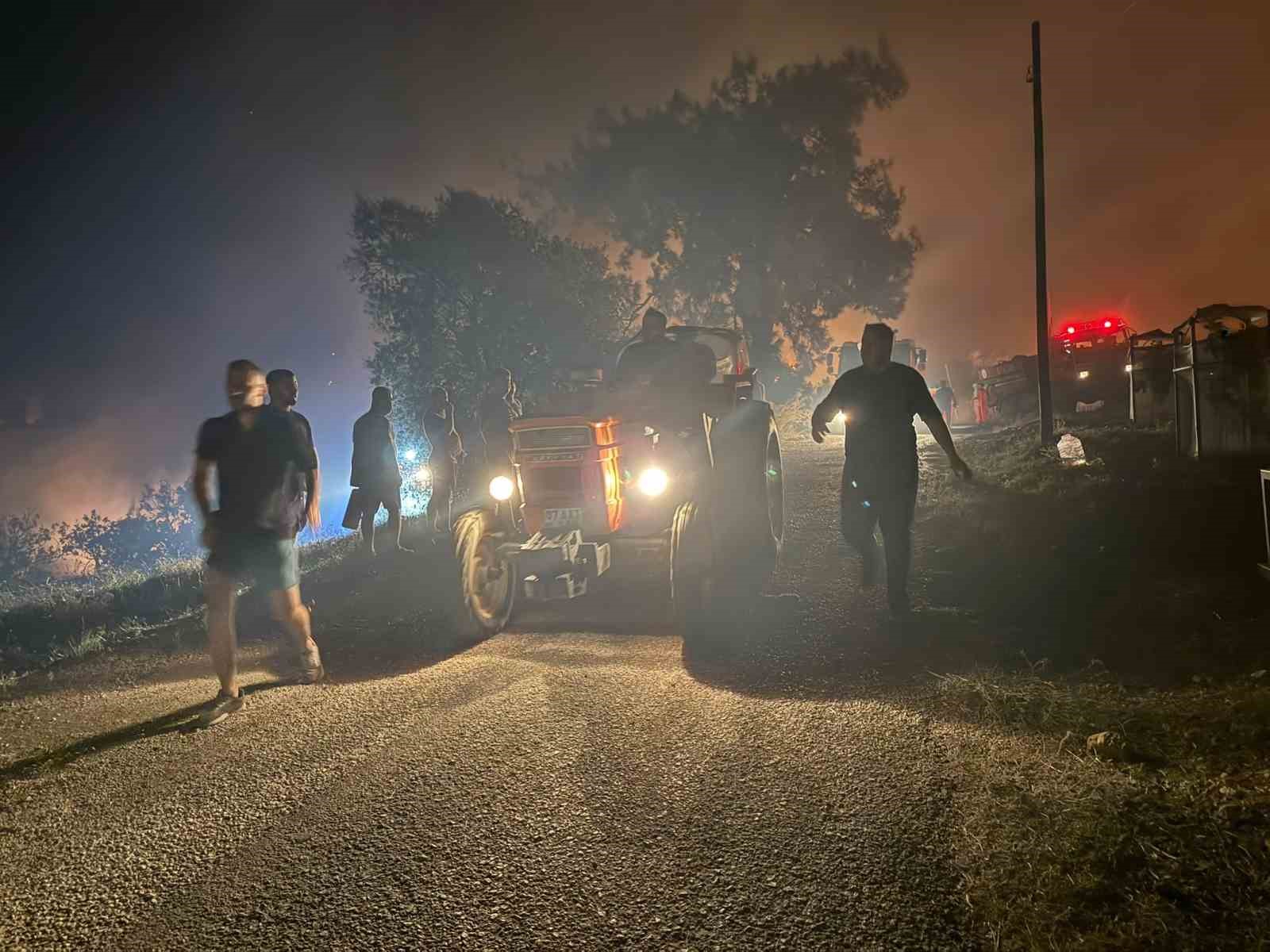 Antalya’da gece yarısı arazi yangını: 2 ev kullanılamaz hale geldi