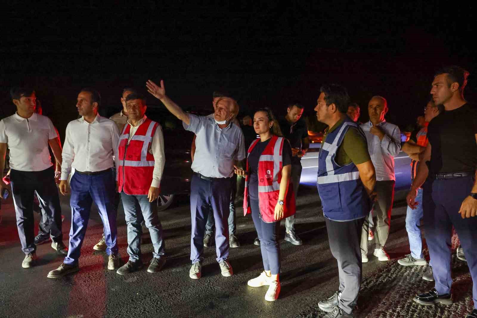 Başkan Vekili Özdemir: "Şehrin tüm sorumlularıyla koordineli şekilde yangınla mücadele ediyoruz"
