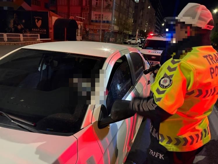 Kayseri’de otomobiliyle uyuyakalan sürücüye 25 bin TL idari para cezası yazıldı