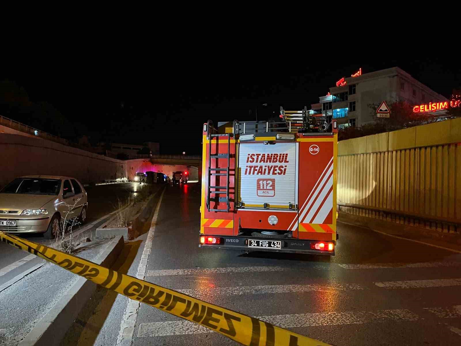 Avcılar’da asfalt kamyonu demir korkulukları aşarak alt geçit yoluna düştü