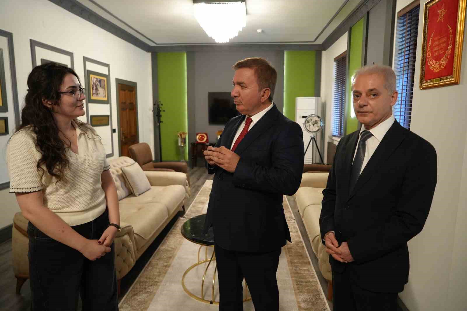 Silahlı saldırıda bacağını kaybetmişti: Şimdi başhekim oldu