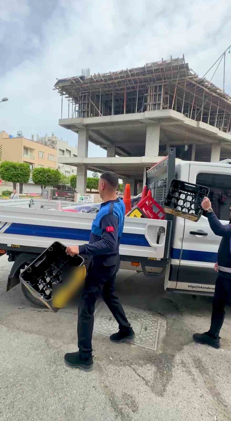 Tabelayı kurtarmak için "Belediye başkanı akrabam" dedi, zabıta geri adım atmadı