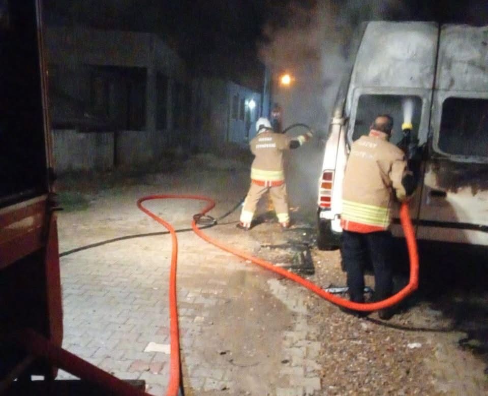 Hatay’da minibüs alevlere teslim oldu