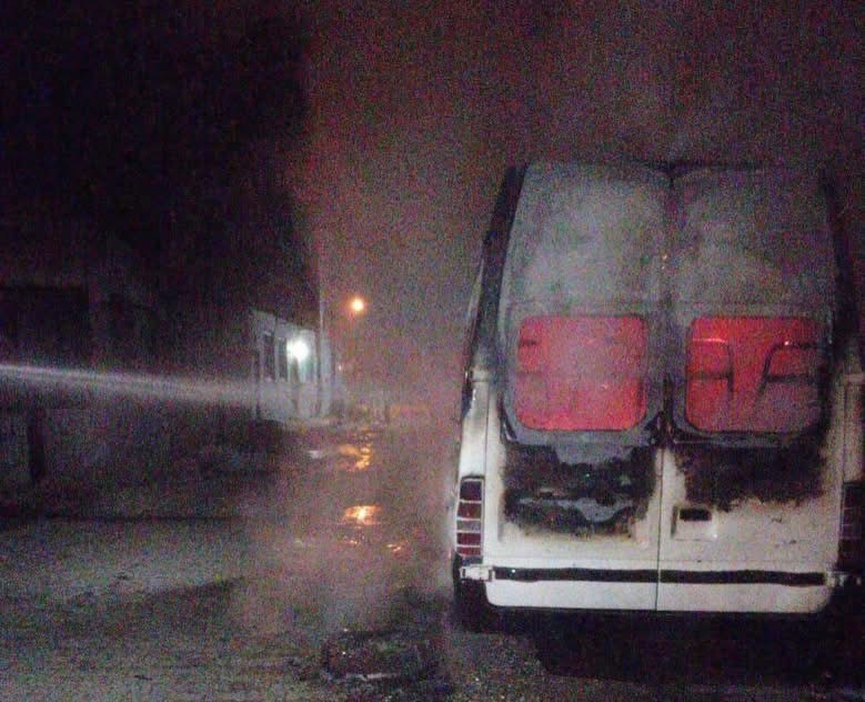 Hatay’da minibüs alevlere teslim oldu