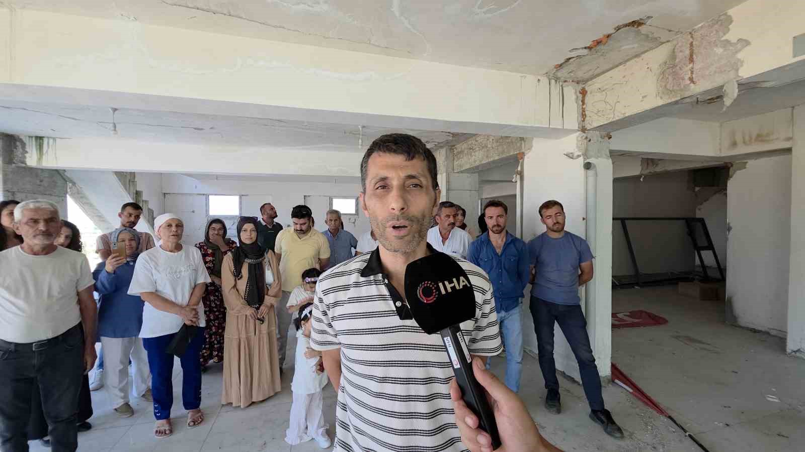 Görünüşüyle önünden geçenlere yıkılacak korkusu yaşatan 8 katlı bina, deprem yarıkları ve çatlaklarıyla tedirgin ediyor