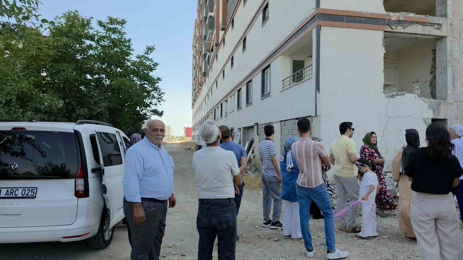 Görünüşüyle önünden geçenlere yıkılacak korkusu yaşatan 8 katlı bina, deprem yarıkları ve çatlaklarıyla tedirgin ediyor