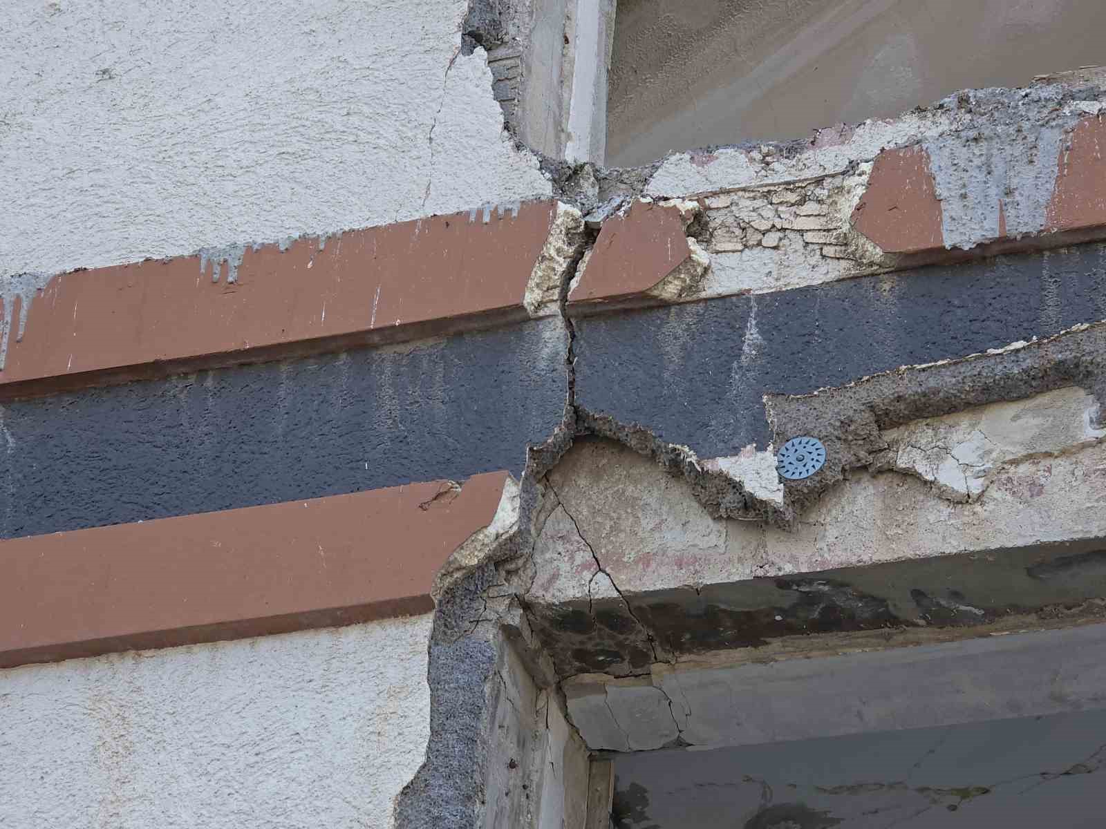 Görünüşüyle önünden geçenlere yıkılacak korkusu yaşatan 8 katlı bina, deprem yarıkları ve çatlaklarıyla tedirgin ediyor