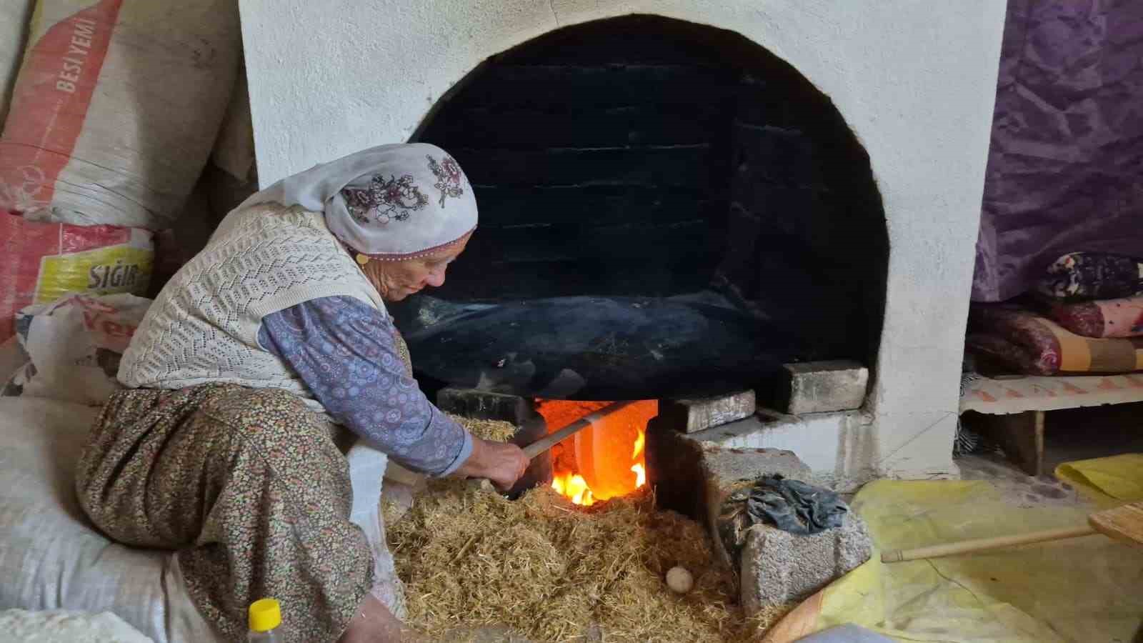 Yozgat’ta imece usulü kışlık yufka ekmek hazırlığı sürüyor
