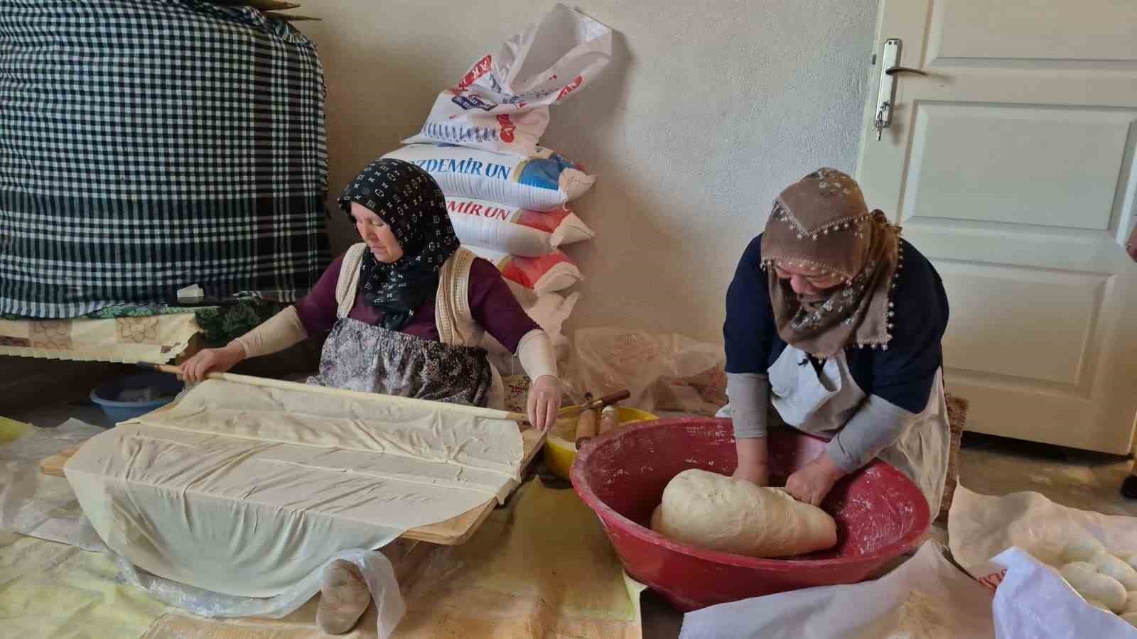 Yozgat’ta imece usulü kışlık yufka ekmek hazırlığı sürüyor