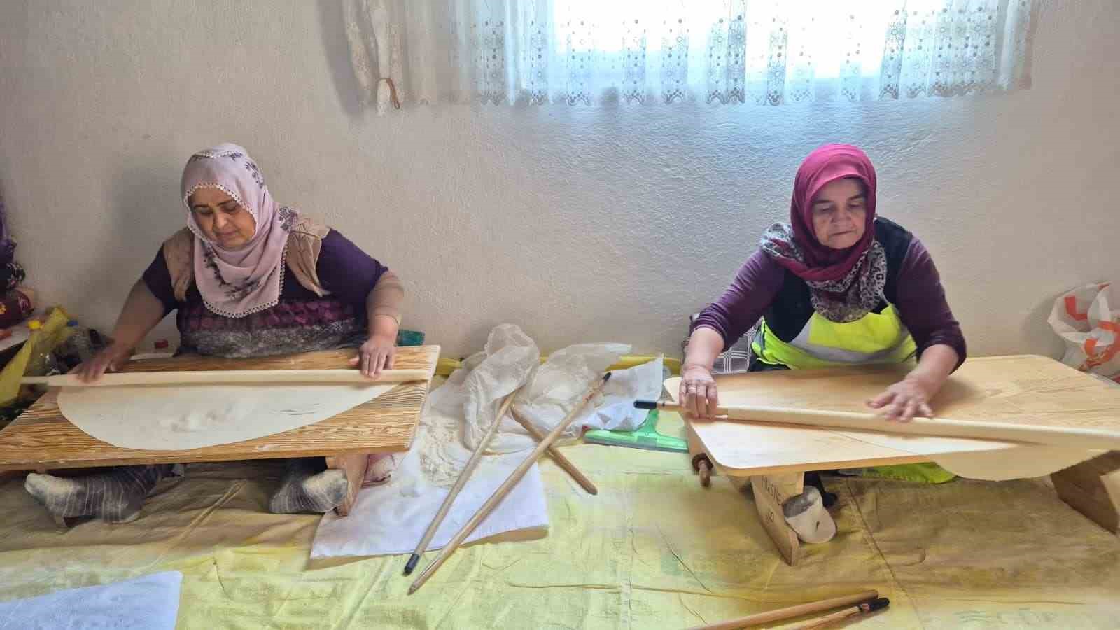 Yozgat’ta imece usulü kışlık yufka ekmek hazırlığı sürüyor