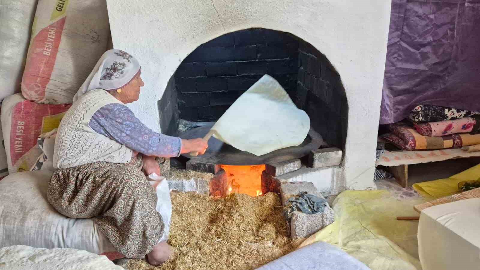 Yozgat’ta imece usulü kışlık yufka ekmek hazırlığı sürüyor