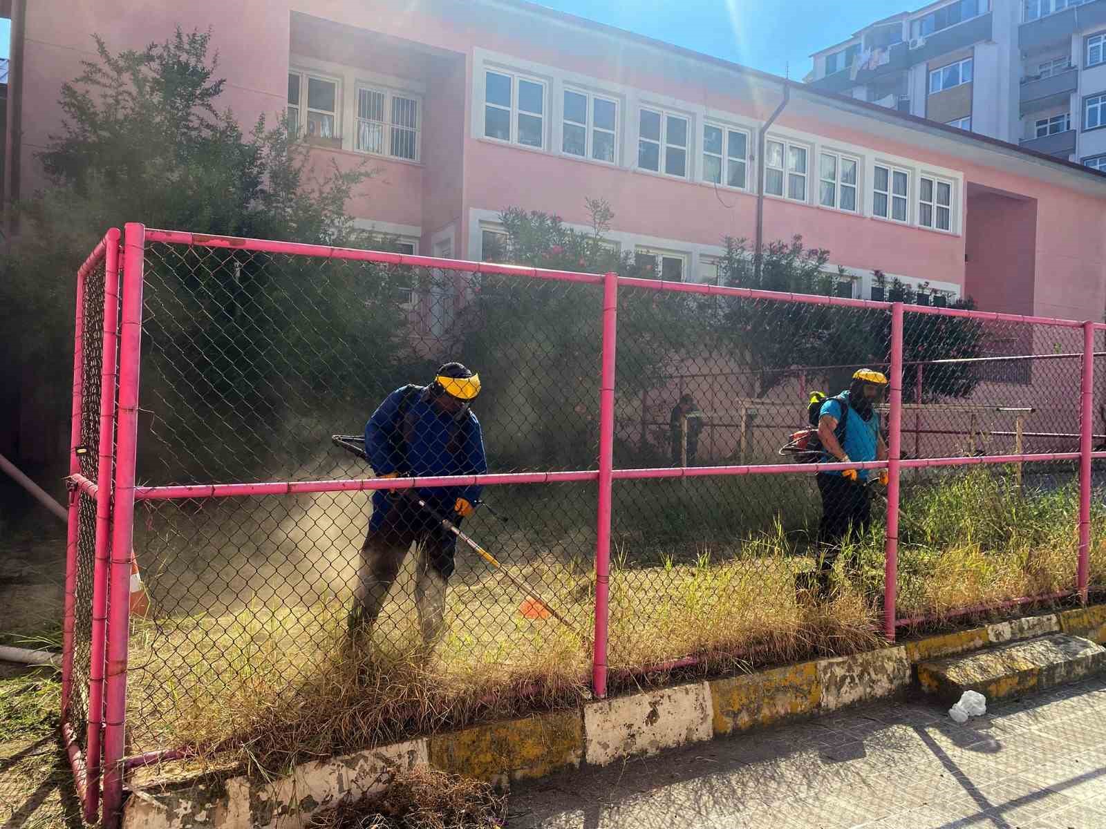 Okul bahçelerinde temizlik mesaisi