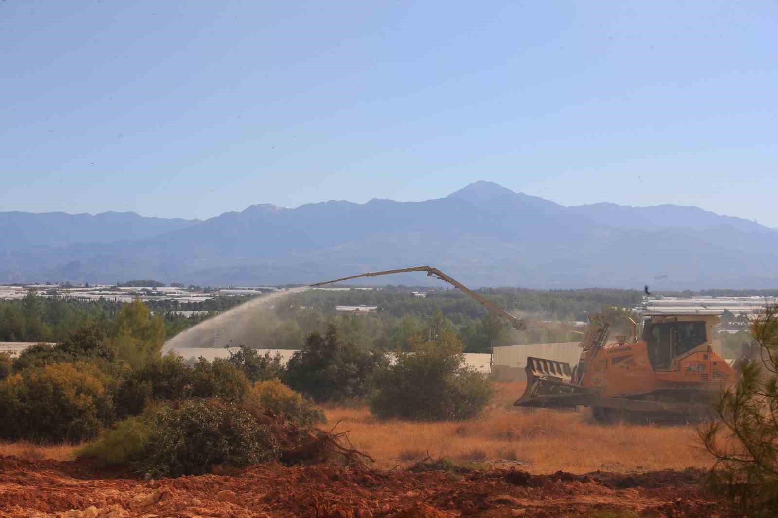 Antalya Aksu orman yangınında 254 hane boşaltıldı, 720 kişi tahliye edildi