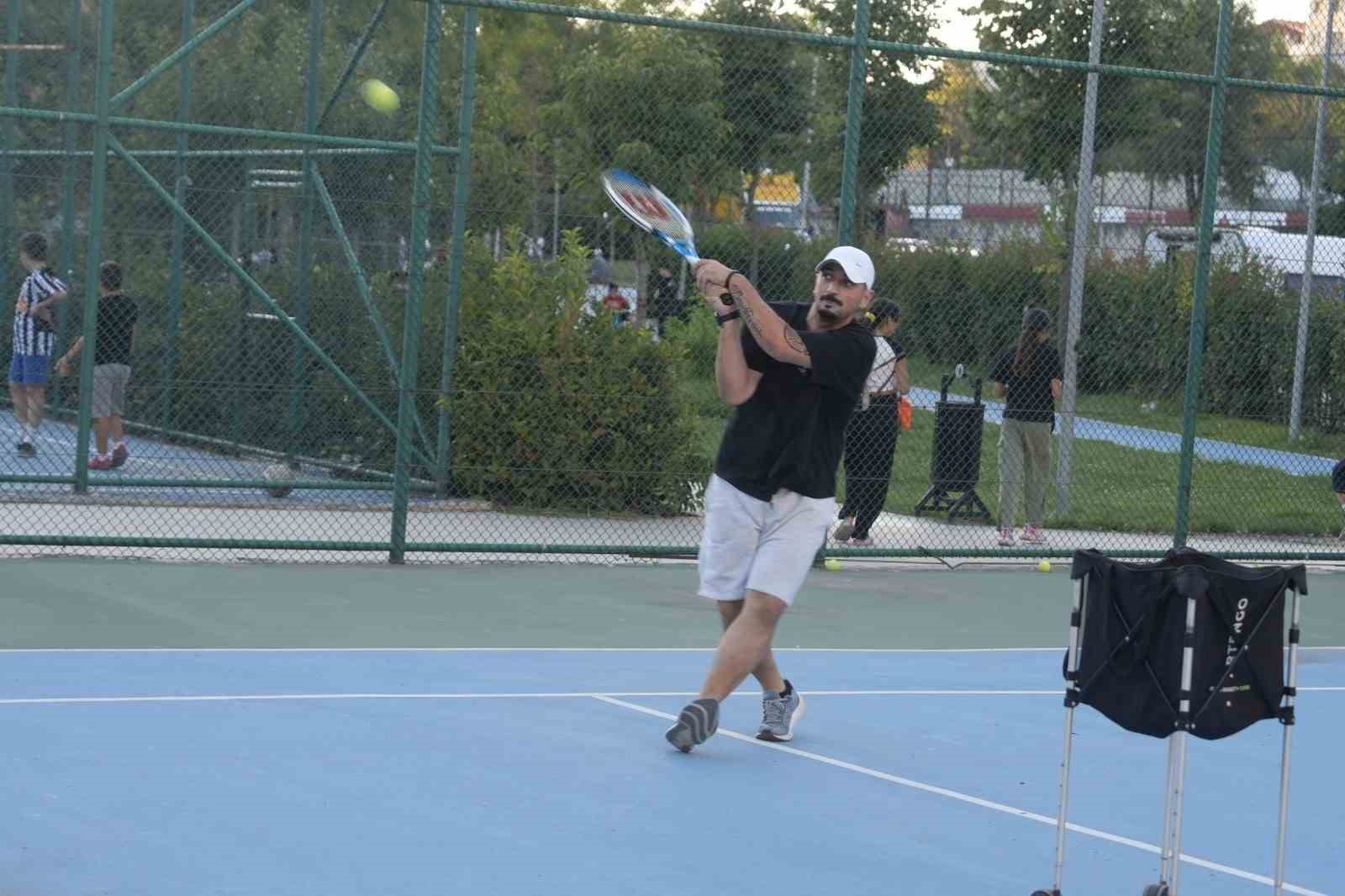 Kartal Belediyesi’nin tenis eğitimleri tüm hızıyla devam ediyor