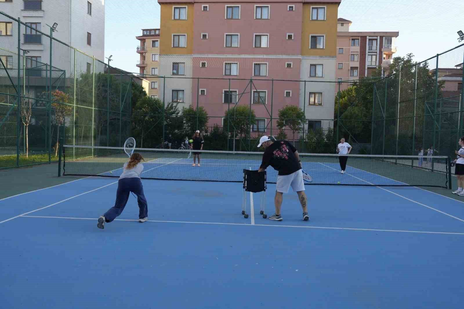 Kartal Belediyesi’nin tenis eğitimleri tüm hızıyla devam ediyor