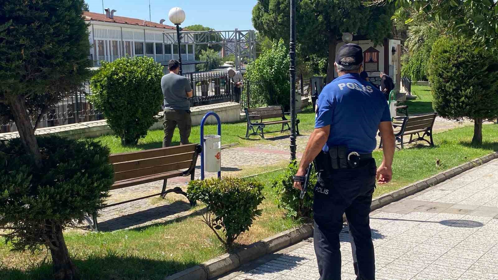 Tren yoluna atlamak isteyen adamı ekipler kurtardı