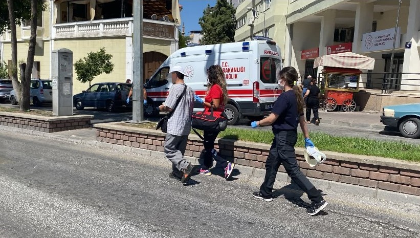 Tren yoluna atlamak isteyen adamı ekipler kurtardı