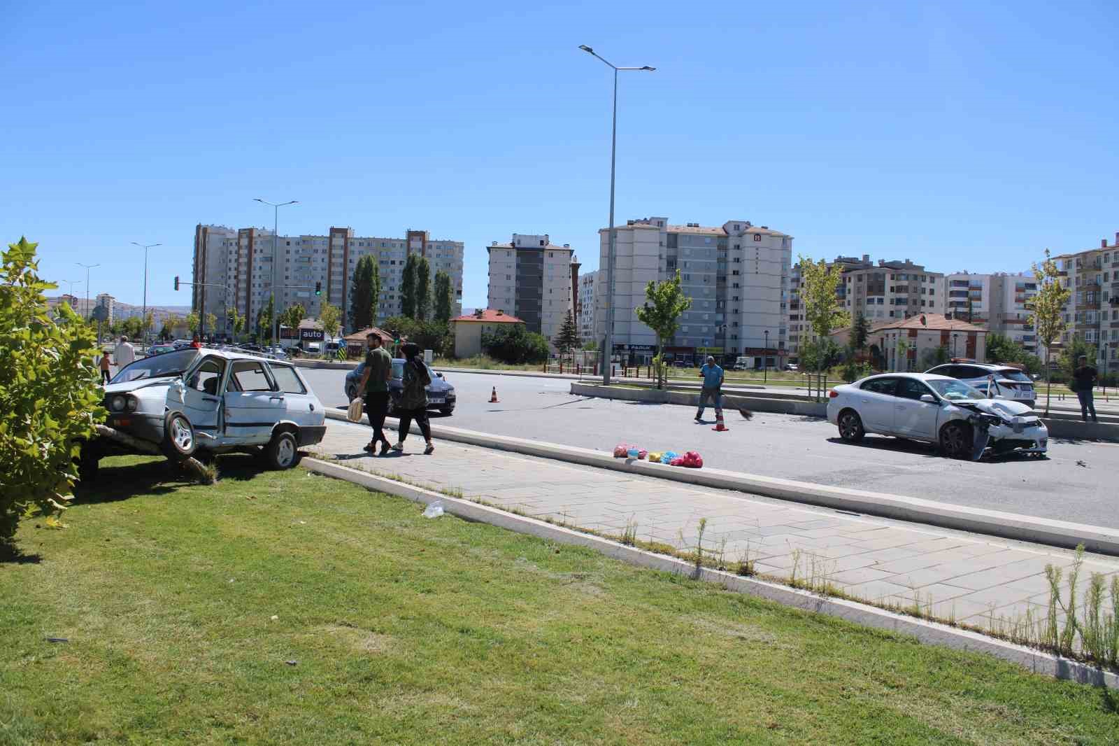 Kaza yapan otomobil ağacı kırarak üzerine çıktı: 2 yaralı