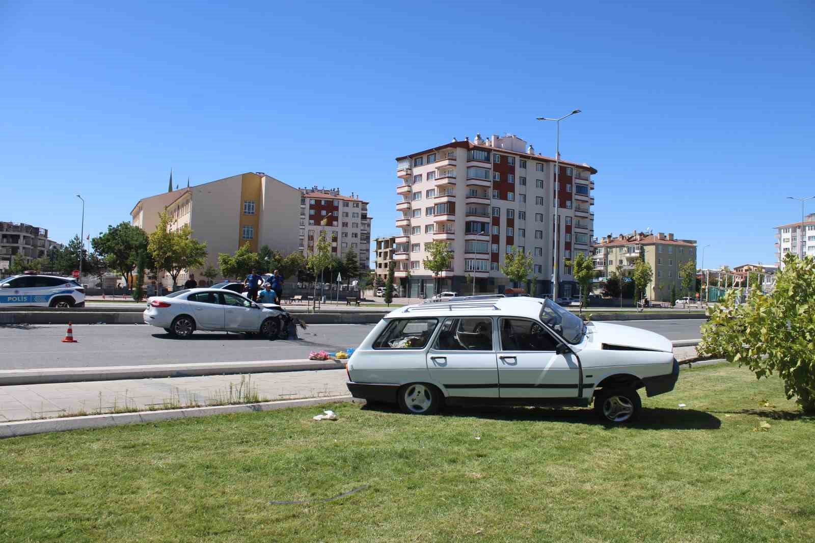 Kaza yapan otomobil ağacı kırarak üzerine çıktı: 2 yaralı