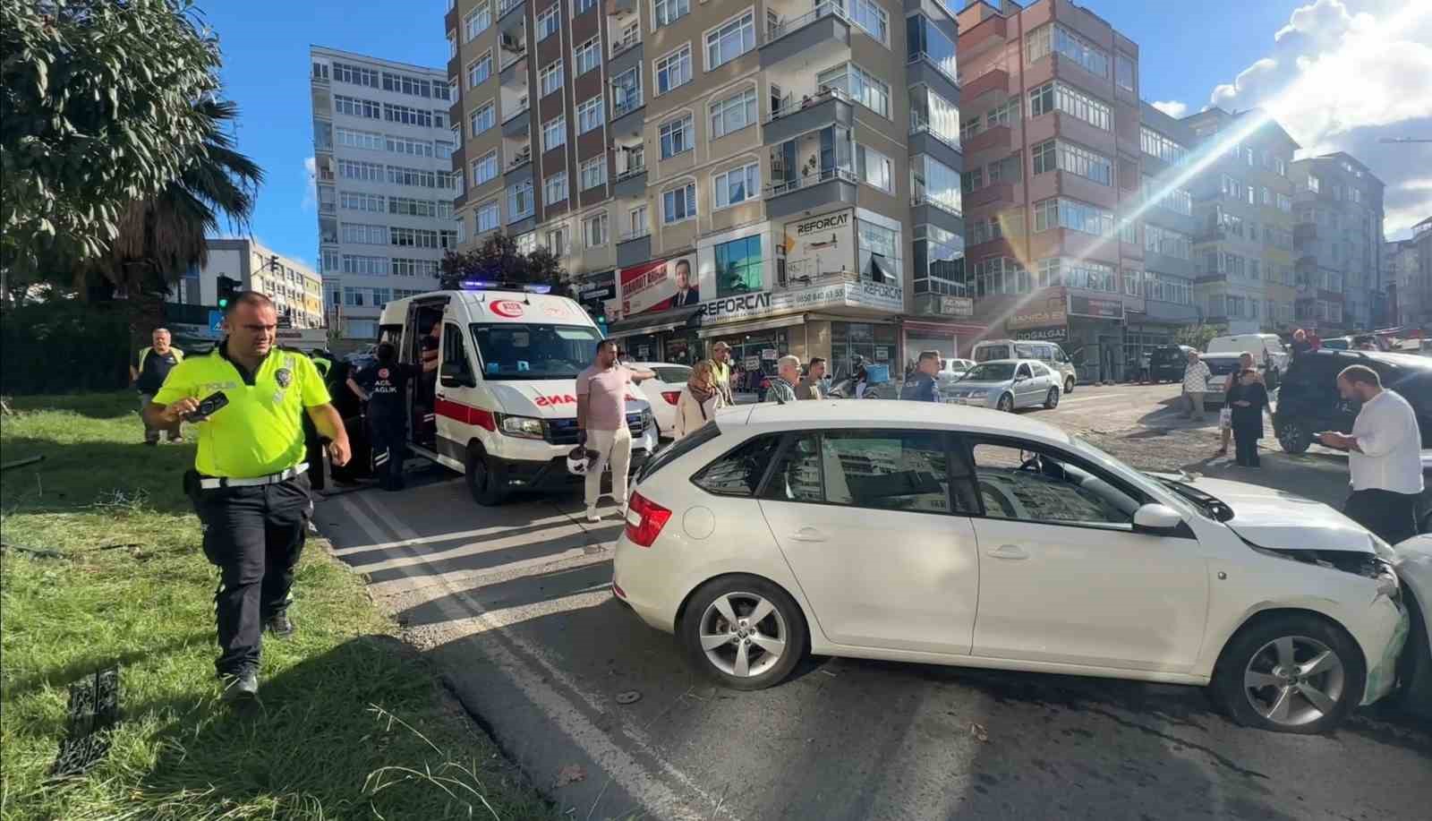 Kontrolden çıkan otomobil karşı şeritte başka bir araçla çarpıştı: 2 yaralı