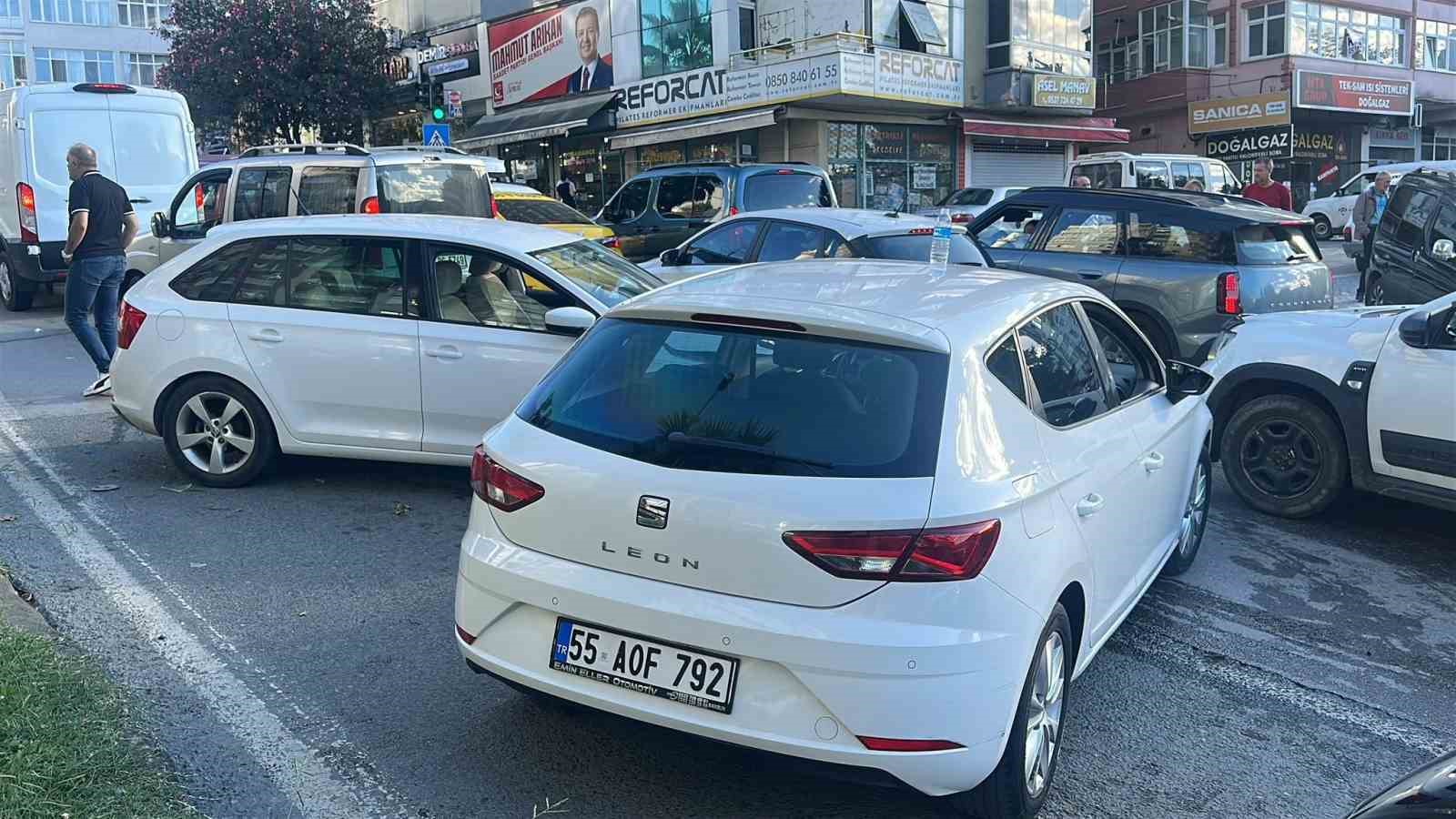 Kontrolden çıkan otomobil karşı şeritte başka bir araçla çarpıştı: 2 yaralı