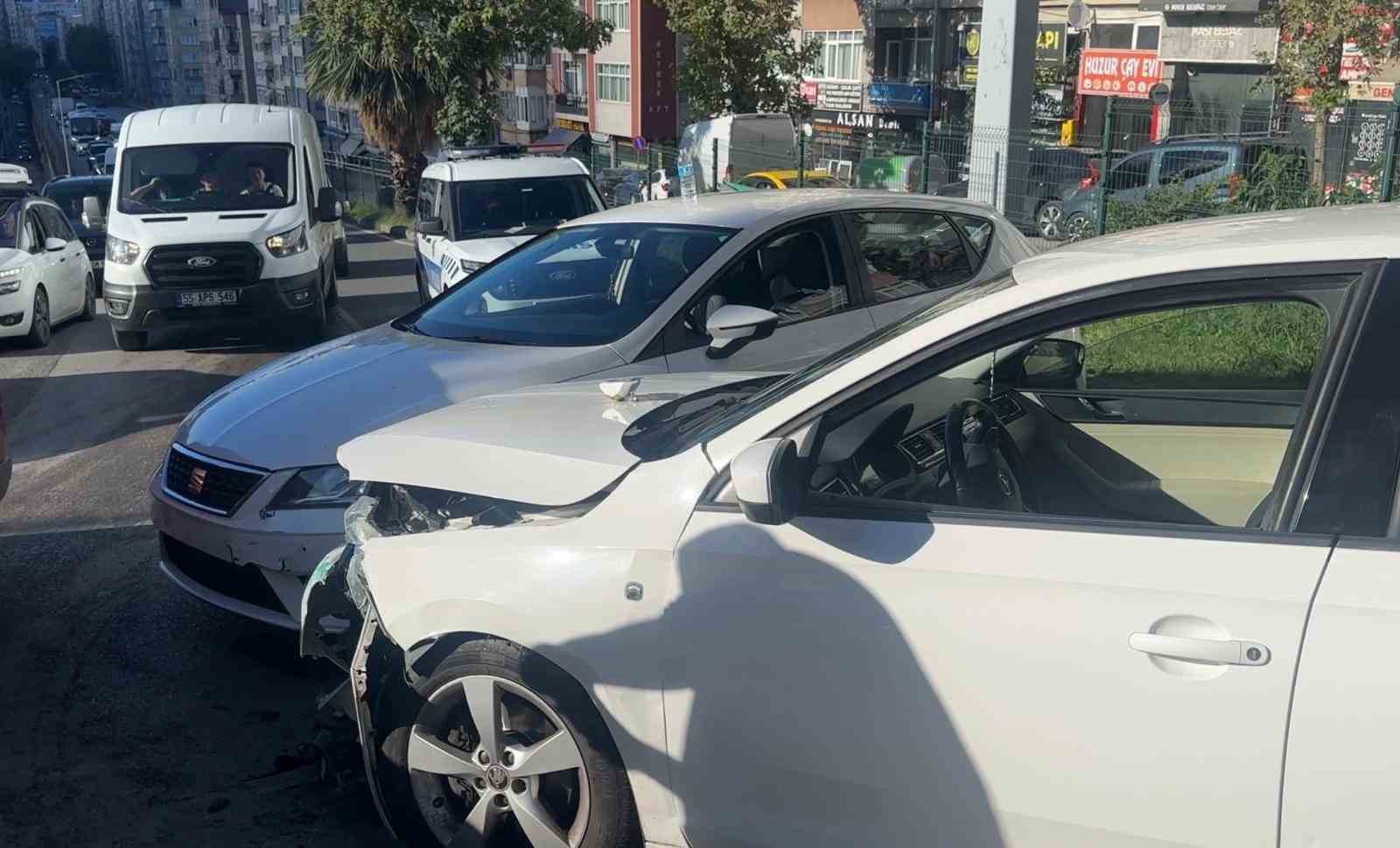 Kontrolden çıkan otomobil karşı şeritte başka bir araçla çarpıştı: 2 yaralı